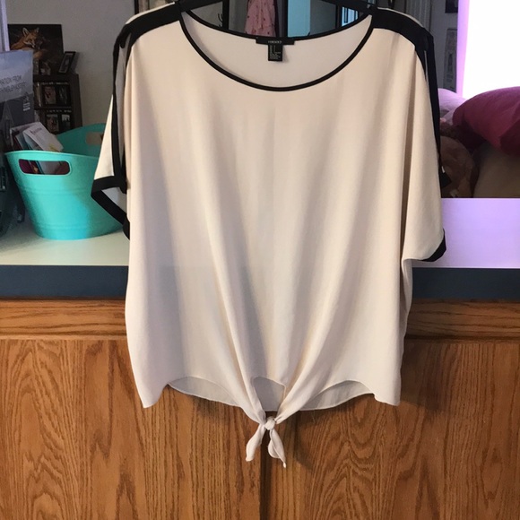 Forever 21 Tops - ❌SOLD❌Forever 21 cold shoulder top